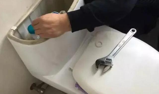 怎么办处理马桶水箱一直注水漏水 怎么办处理马桶水箱一直注水漏水